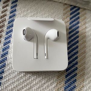 APPLE EARBUDS WITH LIGHTING CONNECTOR